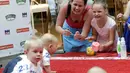 Orang tua memberikan semangat kepada bayinya saat mengikuti lomba 'Balap Bayi' di Vilnius, Lithuania (1/6). Lomba ini diadakan dalam rangka memperingati Hari Anak Internasional. (REUTERS/Ints Kalnins)