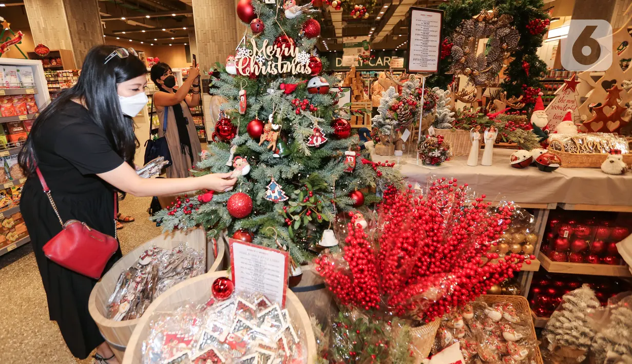 Pengunjung melihat pernak-pernik natal di sela-sela pembukaan supermarket Ranch Market di Lippo Mall Puri, Jakarta, Jumat (12/11/2021). Menyambut natat, supermarket premium menghadirkan dekorasi Natal. (Liputan6.com/Fery Pradolo)
