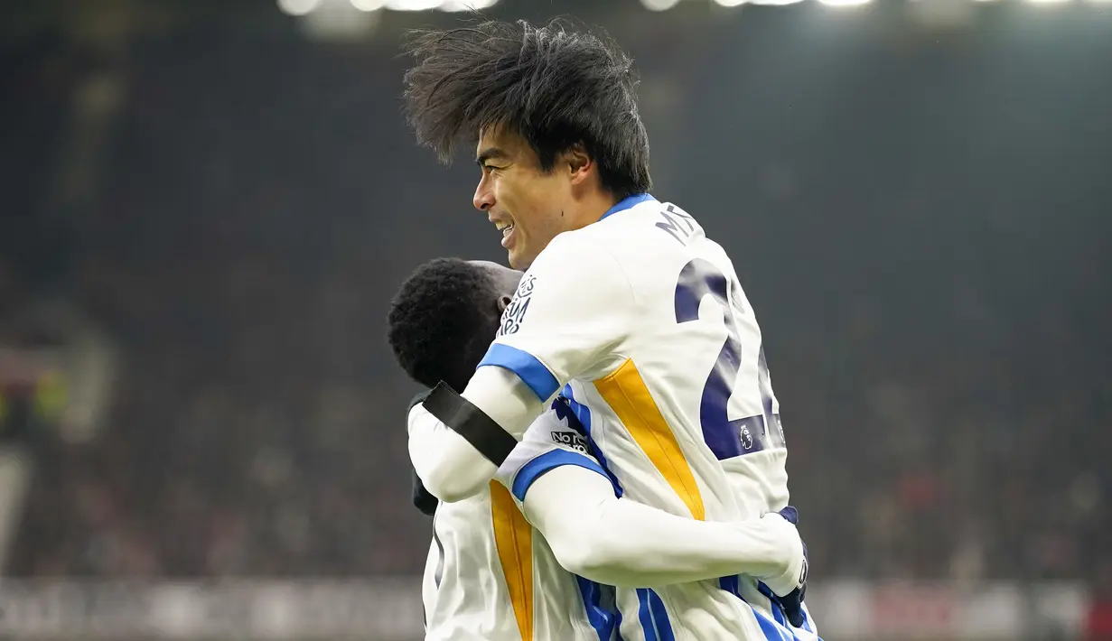 Pemain Brighton, Kaoru Mitoma merayakan golnya ke gawang Manchester United pada laga lanjutan Liga Inggris 2024/2025 yang berlangsung di Old Trafford, Manchester, Inggris, Minggu (19/01/2025). (AP Photo/Dave Thompson)