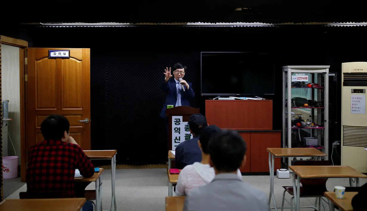 Moon Seoung-ok memaparkan fungsi berbagai kamera pengintai di hadapan muridnya, di Seoul, Korea Selatan, 30 September 2016. Moon Seoung-ok menjelaskan pentingnya kemajuan teknologi dalam upaya pembratasan korupsi ke awak media. (REUTERS/Kim Hong-Ji)