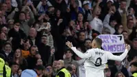 Pemain depan Real Madrid asal Prancis #09, Kylian Mbappe, merayakan gol ketiganya selama pertandingan liga Spanyol antara Real Madrid CF dan Club Deportivo Leganes SAD di stadion Santiago Bernabeu di Madrid, Minggu dini hari WIB (30-3-2025). (Thomas COEX/AFP)