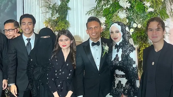 Aming hadir di momen pernikahan Adiba Khanza dan Egy Maula, dia tampil gagah dengan pakaian serba hitam.