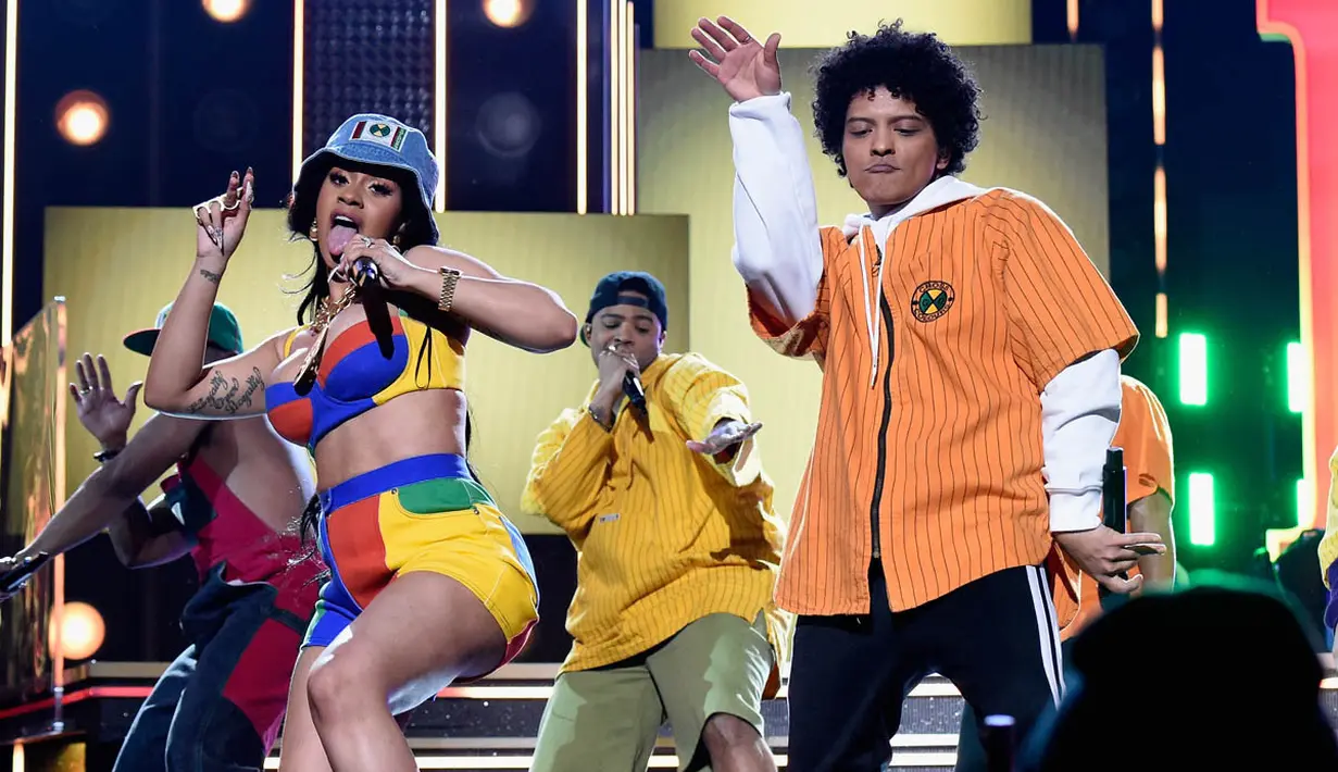 Ia pun meginfirmasi tanggal tur 24 Karat Magic yang akan menjadikan Cardi B sebagai special guest. (Lainey Gossip)