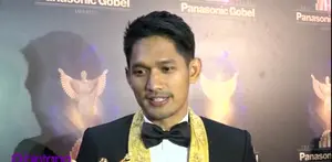 Ibnu Jamil mempersembahkan piala Panasonic Awards untuk Atlet Sea Games 2015 yang akan berlaga di Singapura.
