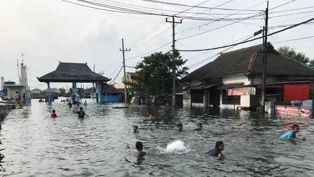 Ilustrasi suasana banjir rob di dekat kawasan tanjung emas