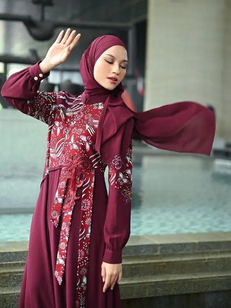 11 Gamis Modern Bermotif Batik Anggun Dan Fashionable Fashion Fimela Com