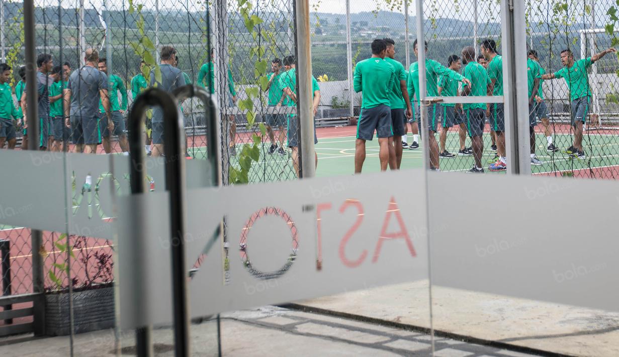 Para pemain Timnas Indonesia latihan tertutup jelang laga final Piala AFF 2016 di Hotel Aston Sentul, Jawa Barat, Rabu (14/12/2016). (Bola.com/Vitalis Yogi Trisna)