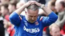 Pelatih Stoke City, Paul Lambert memegang kepala saat timnya gagal mencetak gol ke gawang Liverpool pada lanjutan Premier League di Anfield, Liverpool, (28/4/2018). Liverpool hanya bermain imbang 0-0 melawan Stoke City. (Martin Rickett/PA via AP)