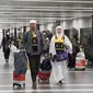 Jemaah haji Indonesia mendarat di Bandara Soekarno-Hatta (Soetta), Cengkareng. Fase kedatangan jemaah haji dari Tanah Suci di Badara Soetta ini akan berlangsung hingga 21 Juli 2024 mendatang. (Liputan6.com/Pramita Tristiawati)