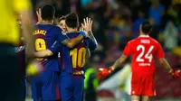 Pemain Barcelona, Luis Suarez dan Lionel Messi merayakan gol rekan setimnya, Lucas Digne ke gawang Olympiakos dalam fase grup Liga Champions di Camp Nou Stadium, Kamis (19/10). 10 pemain Barcelona sukses melumat Olympiakos 3-1. (AP/Manu Fernandez)
