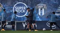 Pelatih Porto, Sergio Paulo Marceneiro da Conceicao, memimpin sesi latihan di markas klub di Olival, Vila Nova de Gaia, Senin (30/11/2020) waktu setempat. Porto akan menghadapi Manchester City pada matchday ke-5 Grup C Liga Champions 2020/21, Selasa (1/12/2020). (AFP/Miguel Riopa)