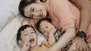 Ardina dan Arie menikah pada tahun 2018. Dikaruniai dua jagoan membuat rumah tangga keduanya semakin berwarna, bahkan Ardina sempat vakum dari dunia entertainment untuk fokus rawat anak. (Instagram.com/ardinarasti6)