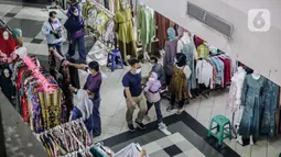 Pengunjung saat berbelanja di Pasar Tanah Abang, Jakarta, Minggu (10/10/2021). Dilonggarkannya kebijakan PPKM di Jakarta membuat aktivitas perdagangan di Pasar Tanah Abang kembali bangkit. (Liputan6.com/Faizal Fanani)