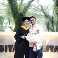Aktor muda itu terlihat membawa buket bunga bernuansa pastel sambil berpose hangat bersama Mawar di area kampus. [@bryandomani].