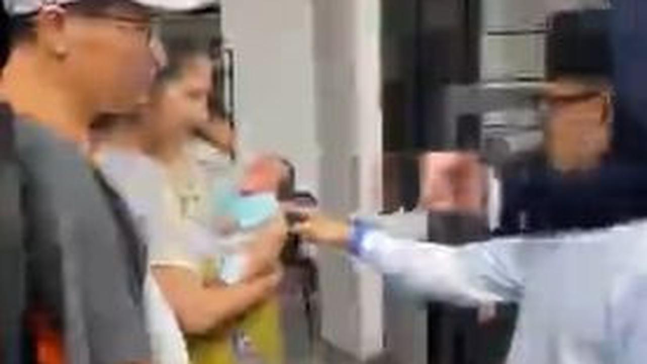 Saat sedang berkeliling, Bima kemudian bertemu seorang wanita tengah menggendong bayi yang baru lahir.