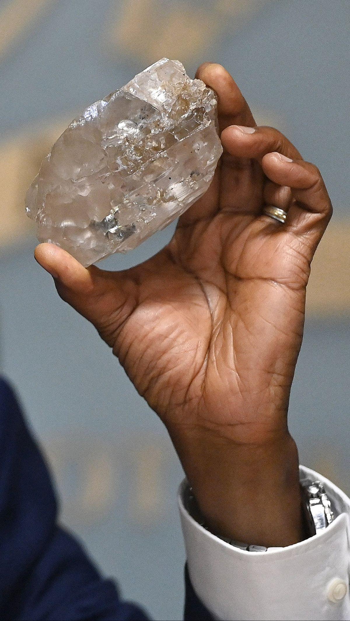 Presiden Botswana Mokgweetsi Masisi memperlihatkan berlian seberat 2.492 karat di kantornya di Gaborone, Botswana, pada 22 Agustus 2024.&nbsp;Foto: Monirul Bhuiyan/AFP