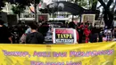 Sebuah spanduk dibentangkan yang isinya menuntut para pelanggar HAM untuk segera ditangkap dan diadili, Jakarta, Senin (7/7/2014) (Liputan6.com/Faizal Fanani) 