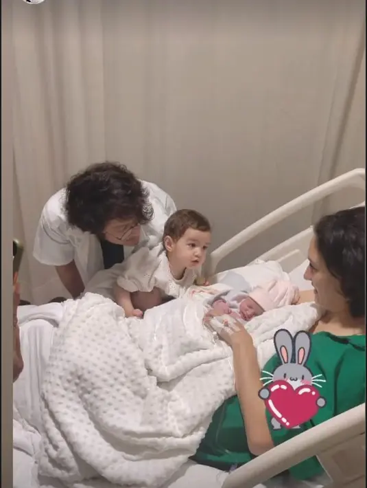 Baby Djiwa yang telah menjadi kakak mulai berinteraksi dengan sang adik yang baru lahir. [Instagram/nadinelist/dimsanggara]