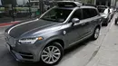 Mobil uber otonom atau tanpa sopir berbaris saat yang sedang melakukan test drive di San Francisco (13/3). Departemen Kendaraan Bermotor California telah memberikan izin Uber dengan mobil jenis Volvo SUV tersebut untuk beroperasi. (AP Photo/Eric Risberg)