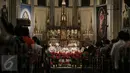 Umat kristiani mengikuti misa Natal di Gereja Katedral, Jakarta, Kamis (24/12). Perayaan Natal 2015 mengangkat tema "Hidup Bersama Sebagai Keluarga Allah". (Liputan6.com/Faizal Fanani)