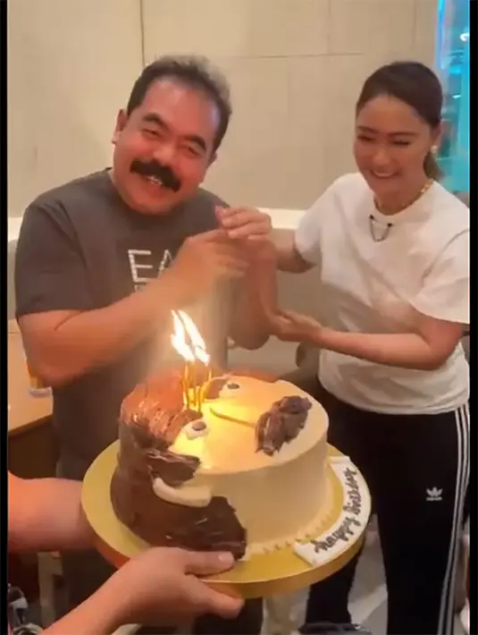 Dalam unggahan berikutnya, perempuan seorang anak itu juga membagikan momen perayaan sederhana bersama teman dekat yang disebutnya Geng Mentul. Potret bahagia Adam merayakan ulang tahun bersama istri dan anak semata wayangnya. [Instagram/inul.d]