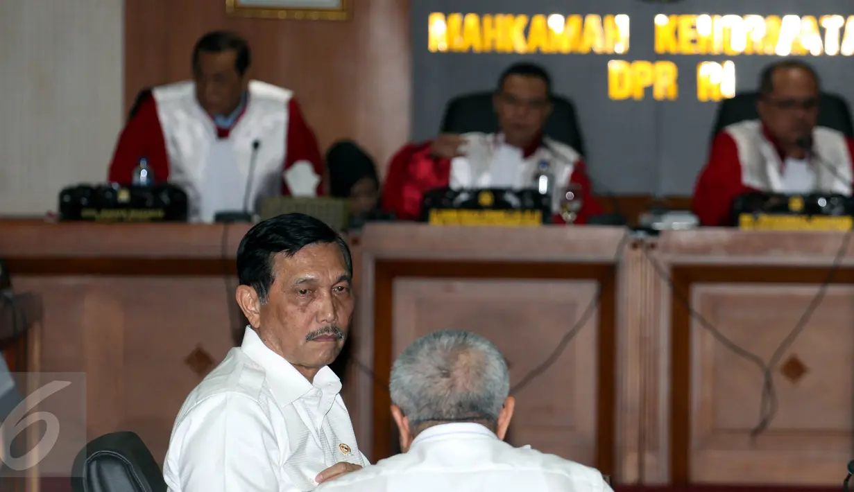 Menkopolhukam Luhut Panjaitan menghadiri sidang etik MKD di gedung Parlemen, Senayan, Jakarta, Senin (14/12/2015). Luhut akan memberikan kesaksian terkait kasus dugaan pencatutan nama presiden dan wapres dalam kasus Freeport. (Liputan6.com/Johan Tallo)