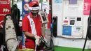 Petugas SPBU menggunakan alat pelindung wajah saat melayani pengendara di SPBU 31-164-01, Margonda, Depok, Jawa Barat, Jumat (8/5/2020). Penggunaan alat pelindung wajah merupakan upaya untuk melindungi diri dalam pencegahan penyebaran virus COVID-19. (Liputan6.com/Helmi Fithriansyah)