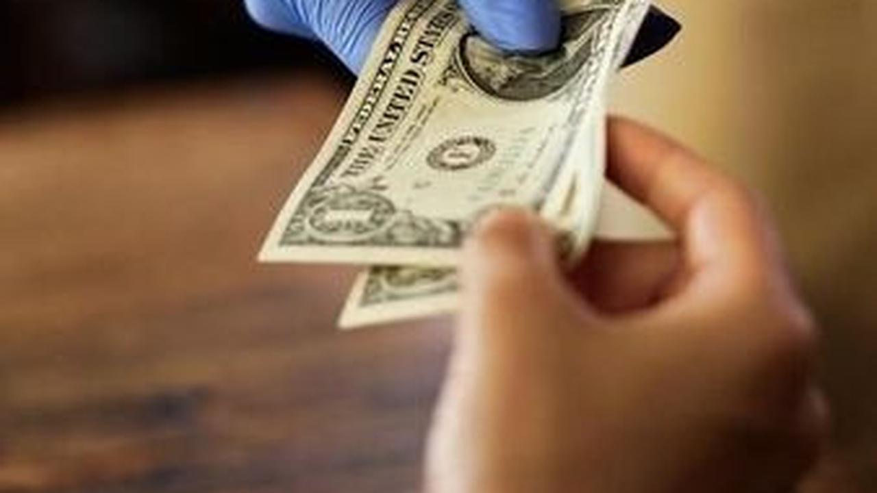 12. Jangan Memberikan Uang Tip Secara Berlebihan