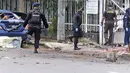 Polisi mengumpulkan bukti dari sekitar lokasi serangan bom di Gereja Katedral Makassar, Sulawesi Selatan, Senin (29/3/2021). Kepolisian masih melakukan olah TKP serta mengumpulkan serpihan sisa ledakan pada hari kedua pascaledakan bom bunuh diri. (AP/Masyudi S. Firmansyah)