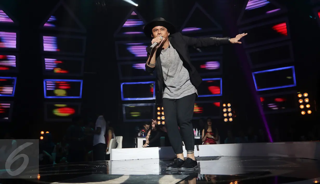 Penyanyi jebolan ajang pencarian bakat, Teza Sumendra berkolaborasi dengan DJ Angger Dimas dalam konser bertajuk The Biggest Concert Angger Dimas: Night Like This di Studio 6 Emtek City, Jakarta, Rabu (16/12).  (Liputan6.com/Herman Zakharia)
