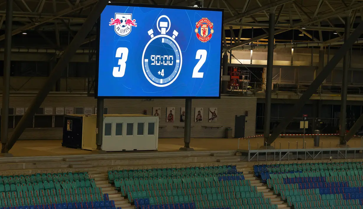 Hasil akhir 3-2 untuk kemenangan RB Leipzig atas Manchester United terpampang pada layar skor dalam laga lanjutan Liga Champions 2020/21 Grup H di RB Arena, Leipzig, Selasa (8/12/2020). (AFP/Odd Andersen/Pool)