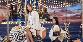 Louis Vuitton mengundang kamu untuk memulai petualangan magis melalui kampanye Liburan terbarunya, yang berfokus pada perjalanan dengan carousel yang dipenuhi pesona. Dikelilingi oleh pemandangan salju yang menakjubkan, carousel ini menunggu para pengunjung untuk merasakan perjalanan yang memikat, mengarungi adegan-adegan bak mimpi, merayakan semangat perjalanan yang menjadi inti dari Louis Vuitton serta kegembiraan musim liburan untuk semua orang. [Dok/Louis Vuitton].