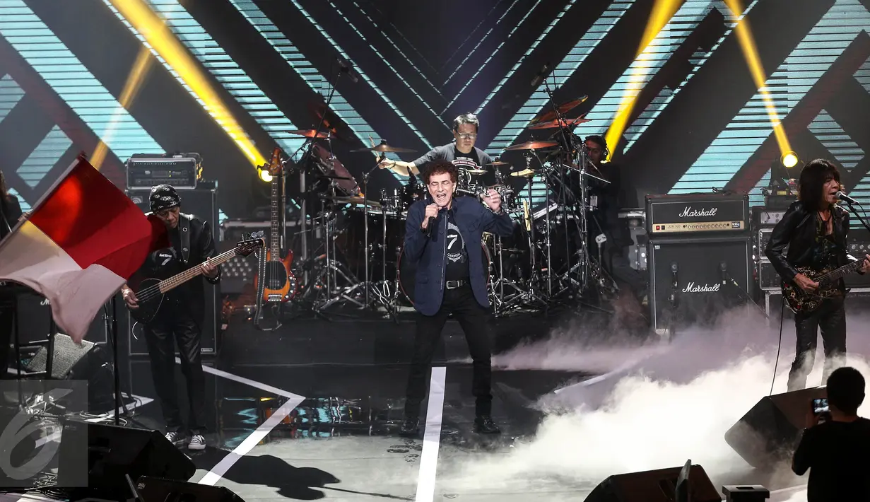 Vokalis God Bless, Ahmad Albar saat membawakan lagu di album ketujuh 36 medio 2009 di Studio 5 INDOSIAR, Jakarta Barat, Sabtu (17/12/2016). (Liputan6.com/Faizal Fanani)