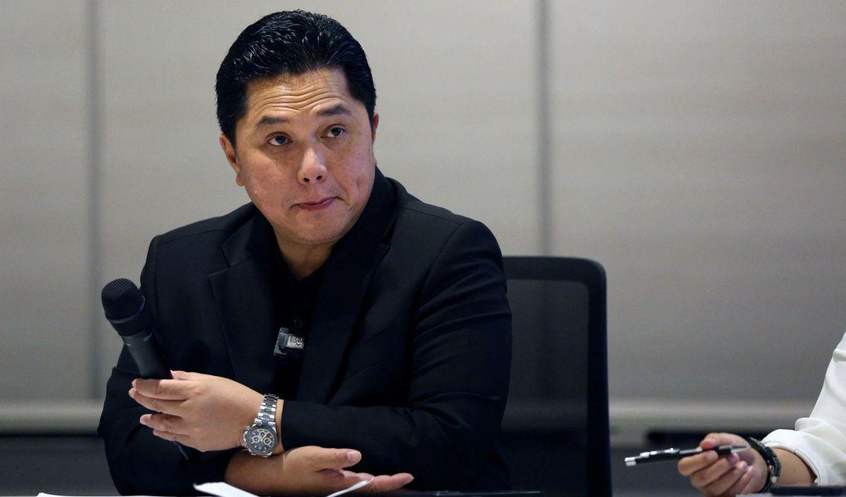 Sementara itu, Menteri BUMN Erick Thohir yang juga hadir dalam acara tersebut tertawa mendengar cerita dari Bima Arya