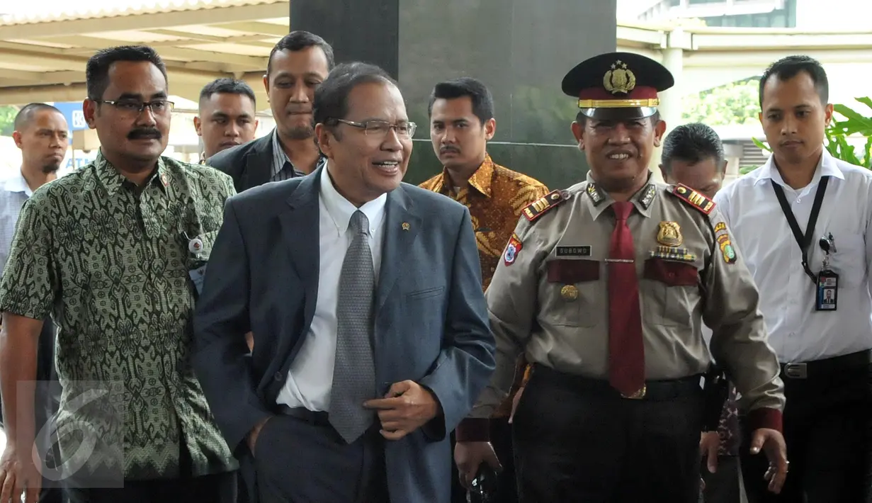 Menko Bidang Maritim dan Sumber Daya Rizal Ramli (berjas) dikawal petugas saat tiba di KPK, Jakarta, Senin (12/10). Kedatangannya ini dilakukan untuk menyerahkan laporan harta kekayaan ke KPK. (Liputan6.com/Helmi Afandi)