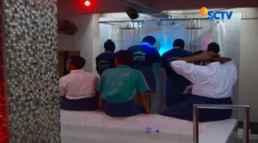 Satuan Reserse Kriminal (Satreskrim) dan Tim Tiger Polres Metro Jakarta Utara menggelar rekonstruksi kasus pesta gay di Atlantis.