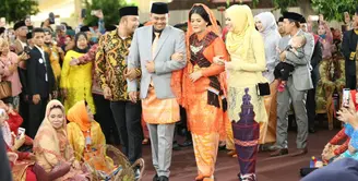 Prosesi adat pernikahan Kahiyang Ayu dan Bobby Nasution terus berlanjut. Putri Presiden Joko Widodo, Kahiyang Ayu resmi menjadi boru (perempuan) Siregar. Pemberian marga diberikan pada Selasa 21 November 2017. (Foto: Pool Media Center Medan)