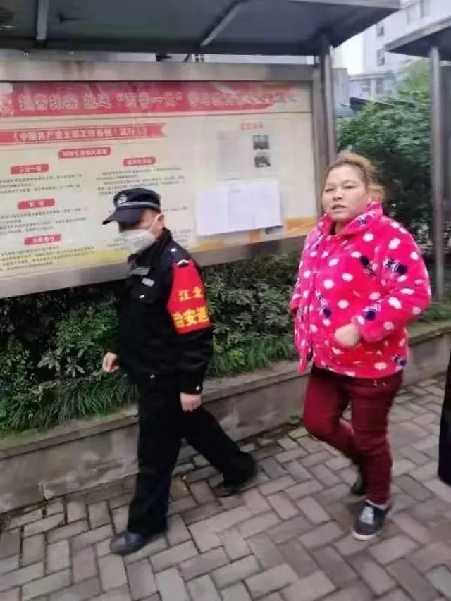 Wanita Menularkan Virus Corona di Lift