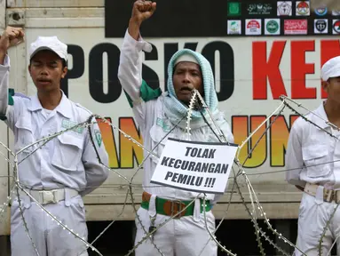 Massa Forum Umat Islam mengikuti kegiatan 'Apel Siaga Umat untuk Pemilu Bersih, Jujur, dan Adil' di depan Kantor KPU, Jakarta, Minggu (31/3). Dalam aksinya, massa menolak segala bentuk kecurangan dalam Pemilu yang akan berlangsung 17 April mendatang. (Liputan6.com/Immanuel Antonius)