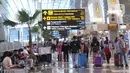 Calon penumpang berada di Terminal 3 Bandara Internasional Soekarno Hatta, Banten, Selasa (1/3/2022). Mulai hari ini pemerintah memberlakukan aturan karantina selama tiga hari bagi Pelaku Perjalanan Luar Negeri (PPLN) yang sudah memperoleh vaksinasi lengkap dan booster. (Liputan6.com/Angga Yuniar)