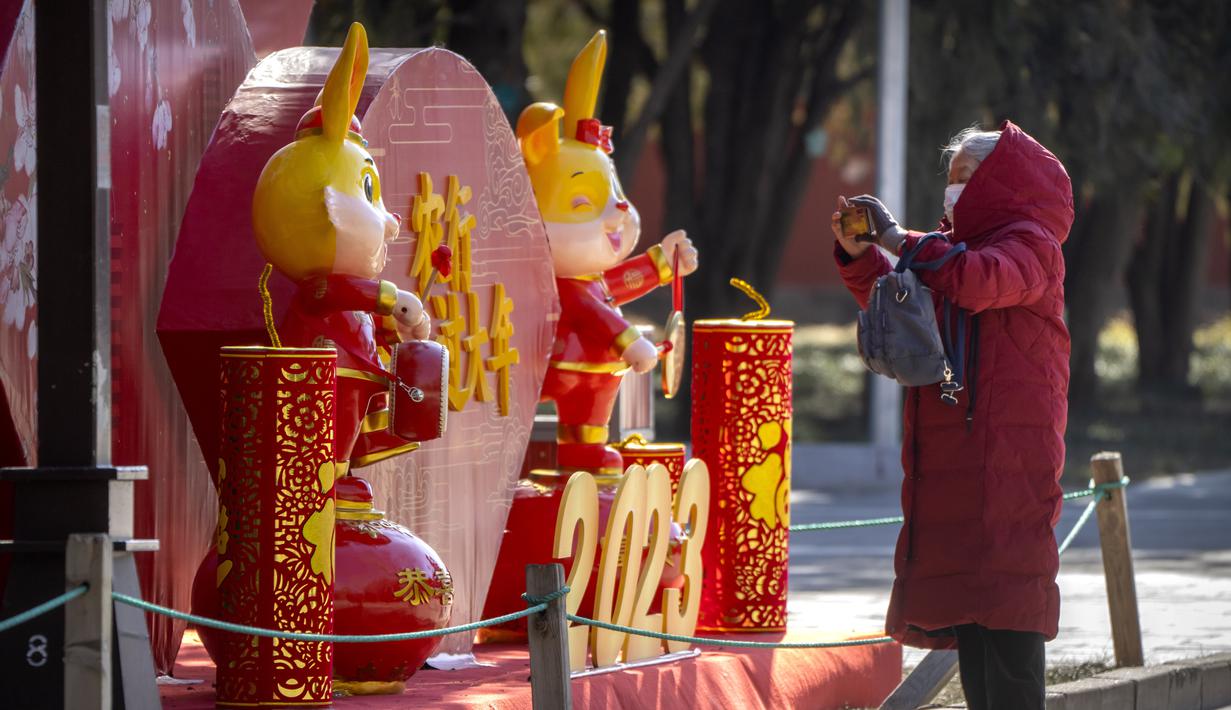 <p>Seorang wanita mengambil foto hiasan untuk Tahun Baru Imlek di sebuah taman umum di Beijing, Jumat, 20 Januari 2023. Tahun Kelinci secara resmi dimulai pada 22 Januari. (AP Photo/Mark Schiefelbein)</p>