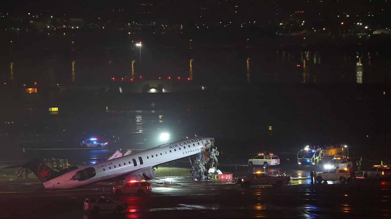FOTO: Kerusakan Parah Pesawat Air Canada Uasai Tabrak Truk Pemadam Kebakaran