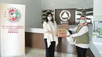 Ketua Harian PPA Kosmetika Indonesia, Kusuma Anjani menyerahkan bantuan  kepada Deputi Bidang Logistik dan Peralatan BNPB, Dra. Prasinta Dewi, M.A.P di kantor BNPB   foto: istimewa