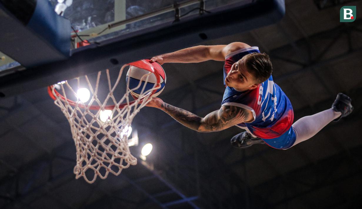 Personel tim atraksi slam dunk akrobatik, Crazy Dunker beraksi saat menghibur penonton IBL All Star 2024 di Britama Arena, Kelapa Gading, Jakarta, Sabtu (27/04/2024). (Bola.com/Bagaskara Lazuardi)