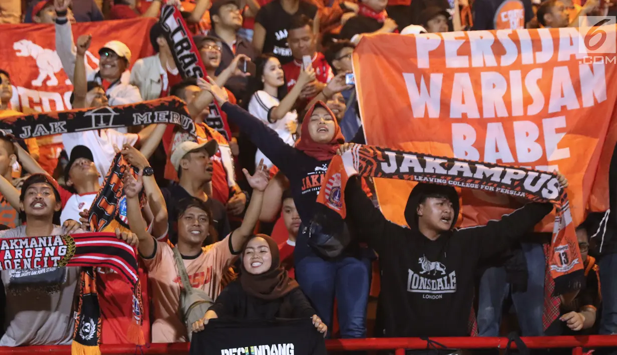 Suporter Persija bersorak merayakan kemenangan atas Persib pada lanjutan Go-Jek Liga 1 Indonesia 2018 bersama Bukalapak di Lapangan PTIK, Jakarta, Sabtu (30/6). (Liputan6.com/Helmi Fithriansyah)