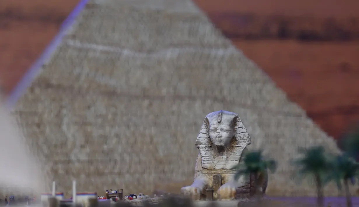 Miniatur Piramida & Sphinx di Mesir dipamerkan saat acara Gulliver’s Gate di Times Square, New York City, Senin (10/4). Pameran ini menampilkan miniatur dari situs dan tempat-tempat terkenal dari seluruh dunia. (AFP PHOTO / TIMOTHY A)