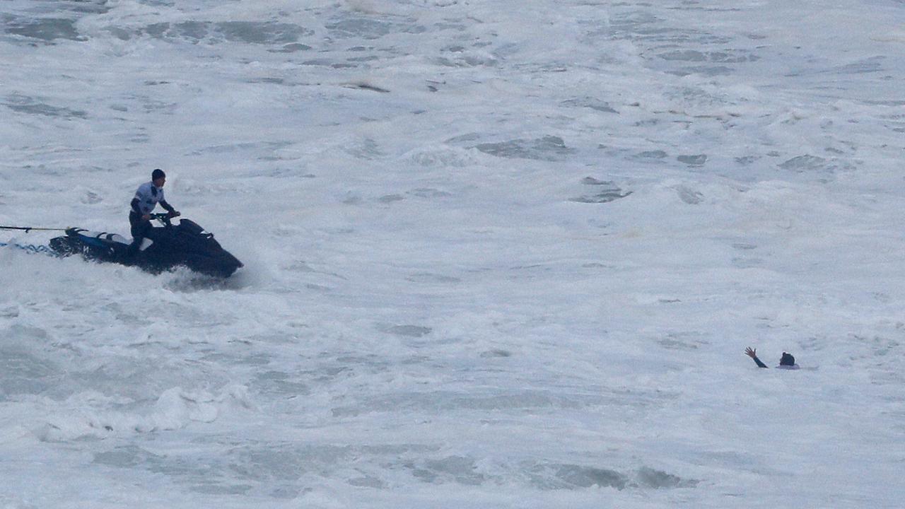 Menyaksikan Peselancar Dunia Taklukkan Ombak Raksasa di Portugal