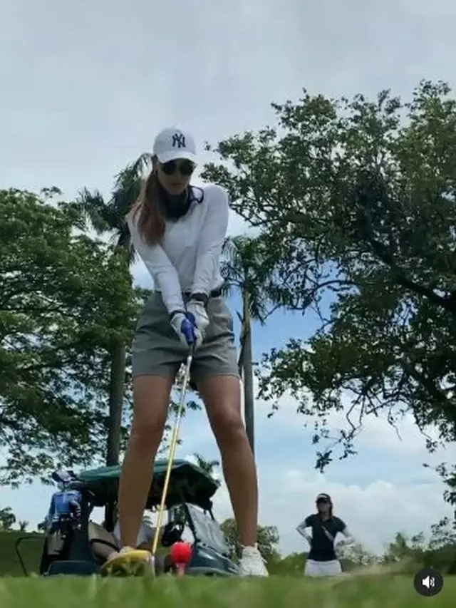 6 Gaya Luna Maya saat Main Golf, Tetap Stylish