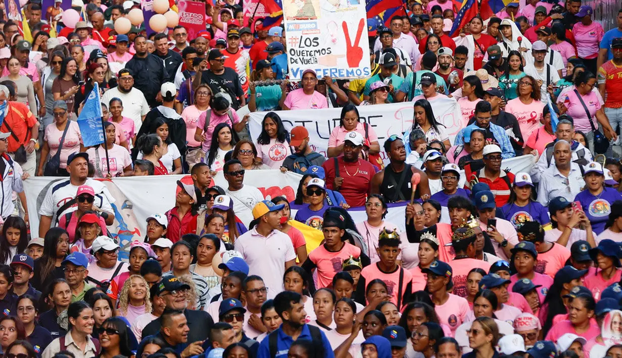 Sejumlah warga mengikuti pawai yang diselenggarakan pemerintah untuk meningkatkan kesadaran terhadap kanker payudara dalam rangka Bulan Peduli Kanker Payudara atau Pink Month di Caracas, Venezuela, Kamis (22/10/2026). (AP Photo/Pedro Mattey)