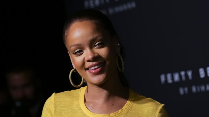 Penyanyi seksi Rihanna menghadiri peluncuran Fenty Beauty by Rihanna di Duggal Greenhouse, New York, Kamis (7/9). Mantan kekasih Chris Brown ini menggunakan anting kuning emas berukuran besar untuk menambahkan kesan mewah.  (Brent N. Clarke/Invision/AP)